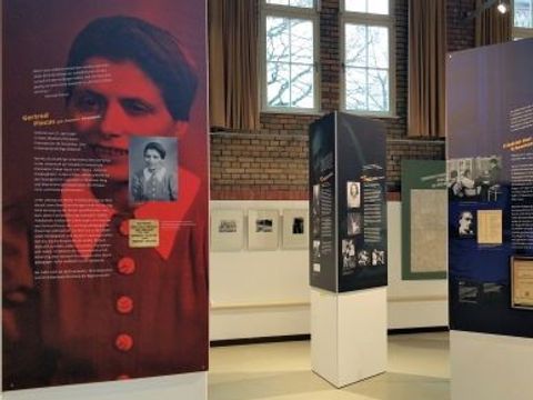 Aufbruch und Reformen, Ausstellungsraum, Stele: Gertrud Pincus