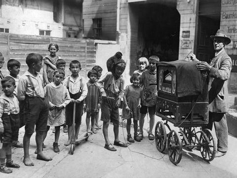 Drehorgelspieler in einem Berliner Hinterhof, 1925 (Bild: bpk / Kunstbibliothek, SMB, Photothek Willy Römer / Willy Römer)