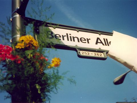 Enthüllung des Straßenschildes bei der Rückbenennung der Klement-Gottwald-Allee in Berliner Allee in Berlin-Weißensee, 31.08.1991
