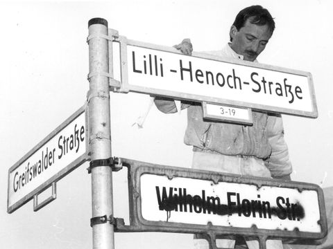 Umbenennung der Wilhelm-Florin-Straße in Lilli-Henoch-Straße, Anbringung des neuen Straßenschildes, 01.02.1993