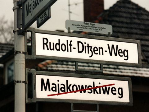 Straßenumbenennung von Majakowskiweg in Rudolf-Ditzen-Weg Niederschönhausen, 1995