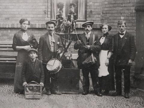 Schaustellertruppe aus Bedonia (Norditalien) um 1900