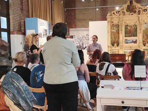Rundgang durch die Ausstellung "Musica di strada"