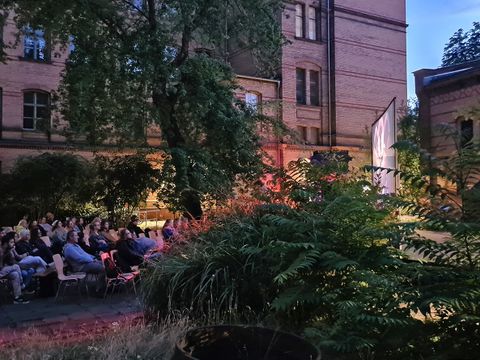 Filmvorführung im Hof des Kultur- und Bildungszentrums Sebastian Haffner