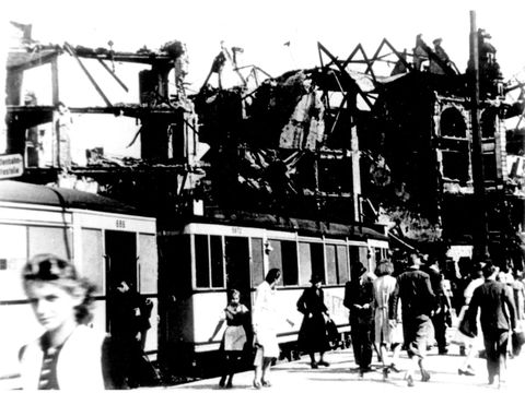 Eine der ersten Straßenbahnen in Berlin nach Kriegsende, 1945