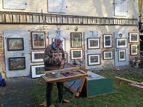 Besuch bei Manfred Butzmann in Potsdam-Bornim am 13. November 2020. Vor einem Besuch hängte er an die Wand seiner Remise verschiedene Kunstwerke und erläuterte die von ihm kuratierte Auswahl. (Bild: © Museum Pankow)