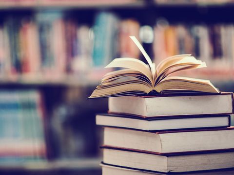 Bbibliothek mit aufgeschlagenem Buch, Book in library with open textbook,education learning concept