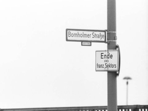 Straßenschild und Sektorenschild an der Grenzübergangsstelle Bornholmer Straße auf der Bösebrücke, 1979