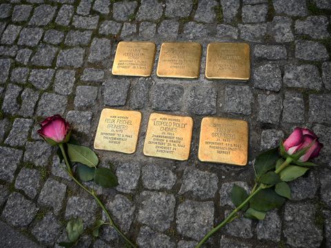 Stolpersteine für sechs jüdische Bewohner:innen der Kollwitzstraße 74 (ehemals Weißenburger Straße 33)