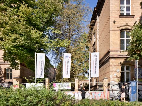 Museum Pankow, Standort Haffner-Zentrum, 2022, Fahnen: "Stadtbibliothek", "Volkshochschule", "Museum"