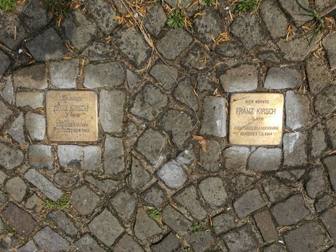 Stolperstein für die Brüder Kirsch (Bild: Matthias Wiedebusch)