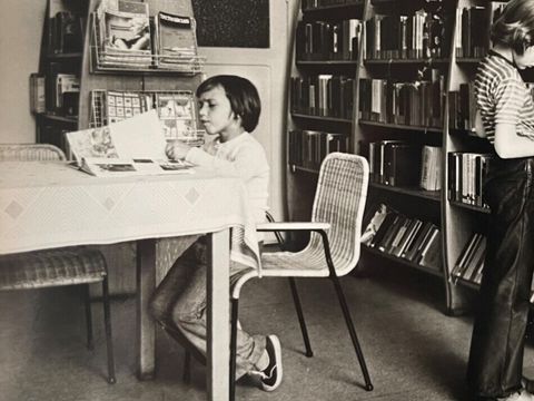 Drei Kinder in der Kinderbibliothek Alt Köpenick 31-33, Datum unbekannt