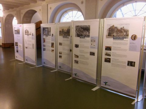 Ausstellungstafeln im Foyer des Rathaus Treptow
