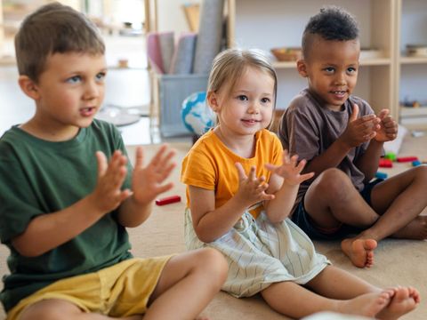 Kinder klatschen
