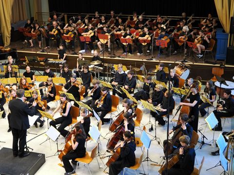 Junge Sinfonietta mit 40-köpfigem Gitarrenorchester