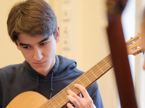Gitarrenlehrkraft gesucht