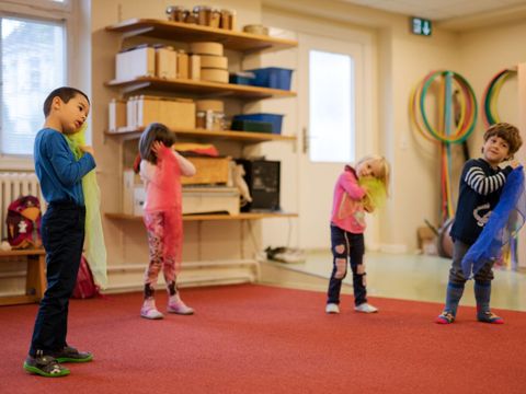 Kindertanz mit Tüchern