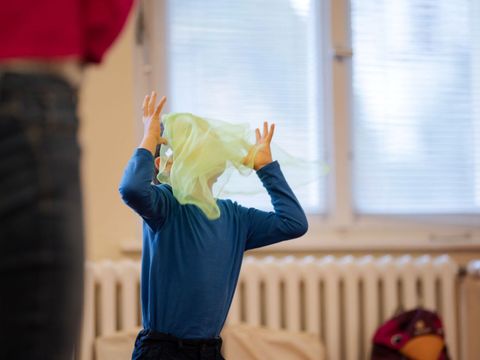 Junge tanzt mit Tuch