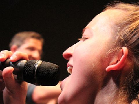 Sängerin beim Musikprojekt Zelle 12