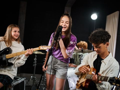 Jugendliche Schüler bei einer Bandprobe
