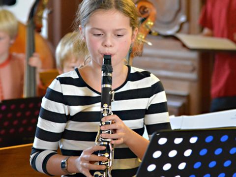 Junges Mädchen beim Klarinette spielen