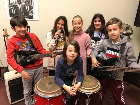 Kinder mit verschiedenen Instrumenten