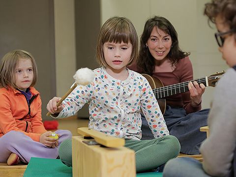 Kinder probieren Instrumente in der EMP