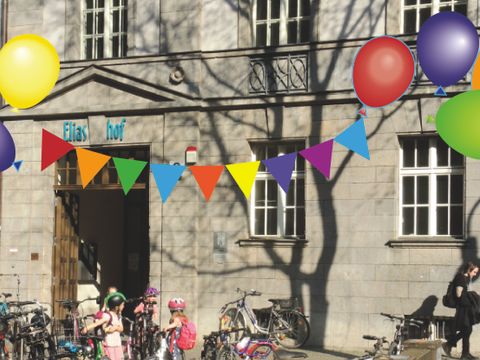 Eliashof-Eingang mit Luftballons