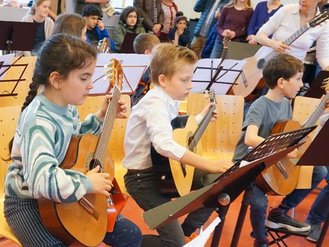 Gitarrenspiel der Kinder in der Musikschule