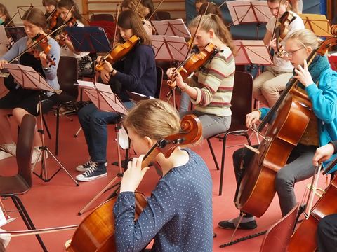 Streichensemble in der Tanzhalle