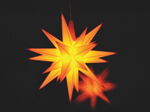 Weihnachtsstern leuchtet in der Nacht (Bild: Musikschule)