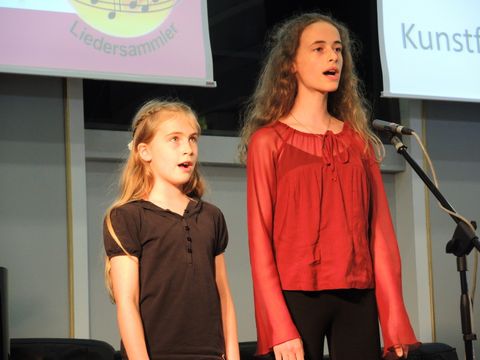 Klassischer Gesang zweier Mädchen