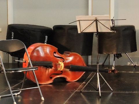Kontrabass vor dem Klavier