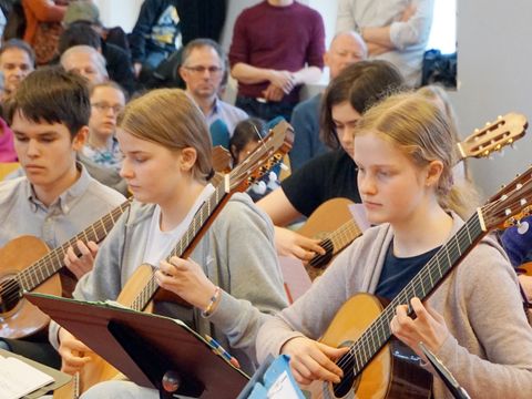 Gitarrenensemble spielt am Zupfertag