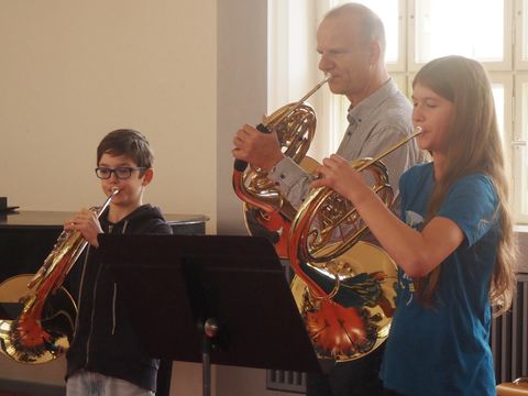 Horn-Bläser mit Lehrer
