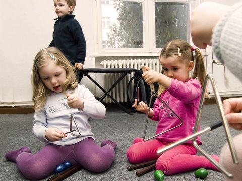 Musikalische Früherziehung Kinder mit Triangel