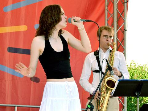 Sängerin von Shuffle Time beim Kunstfest 25