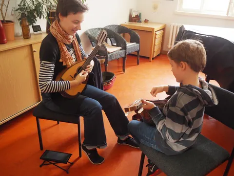 Mandoline Dozentin zeigt das Mandolinenspiel einem Schüler