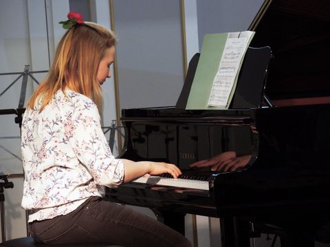 Mädchen spielt Klavier
