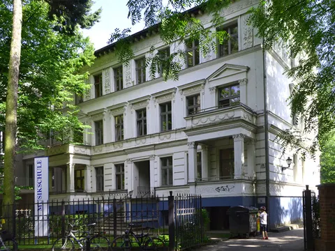 Außenansicht der Musikschule Bela Bartok, Standort am Schloßpark