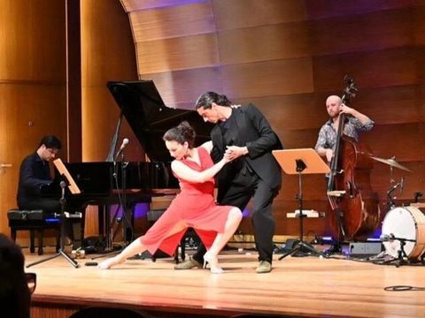Tanzpaar Tango auf Bühne