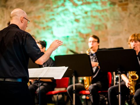 BigBand und Dirigent im Konzert