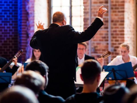 Gitarre und Hände des Spielenden