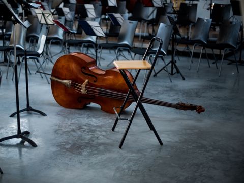 Kontrabass auf leerer Bühne
