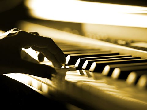 Pianotasten mit Hand