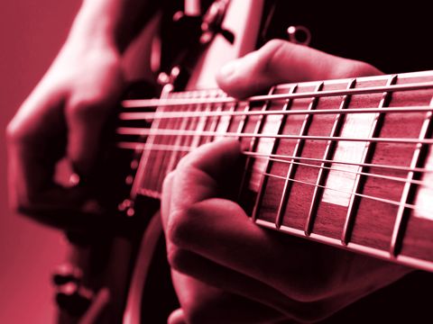 Gitarre und Hände des Spielenden