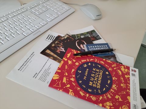Informationsmaterial auf einem Schreibtisch