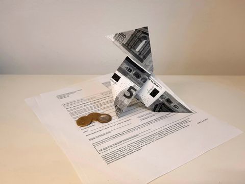 Vertrag mit Münzgeld und gefaltetem Papiergeld