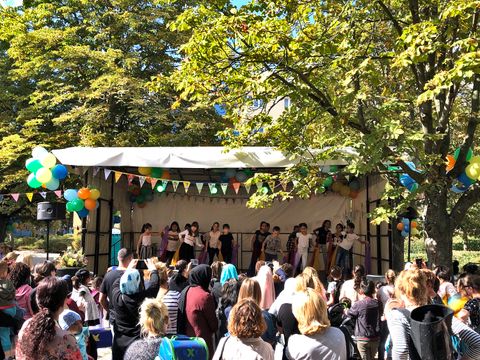 Tanzgrupe bei einem Straßenfest