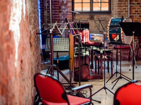 Notenständer und Instrumentarium in einer Saalecke